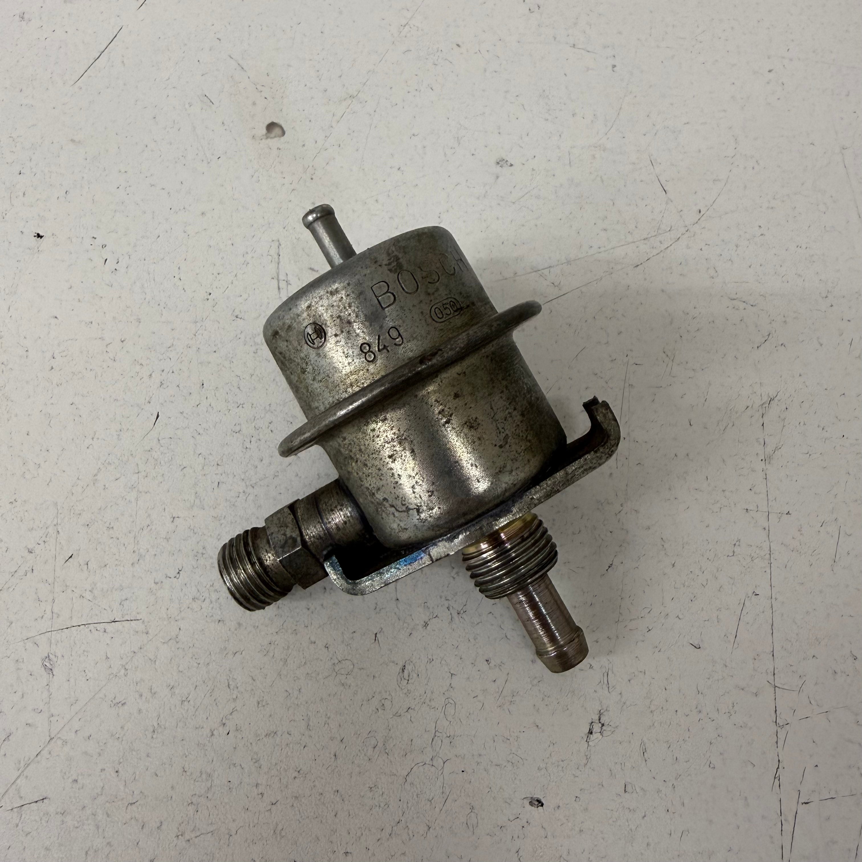 1986-1994 Saab 900 Bosch Fuel Pressure Regulator, 2.5 Bar